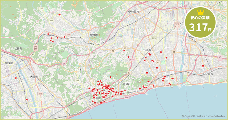 一戸建て住宅の外壁を塗装する空創工房のスタッフ
